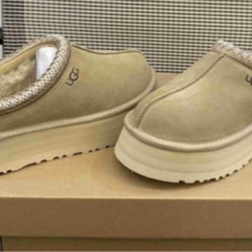 Brand new platform Ugg slippers size 6 mustard seed color